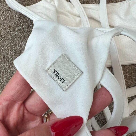 Vuori White Yosemite Sports Lounge Bra Size Medium NWOT - Picture 5 of 7
